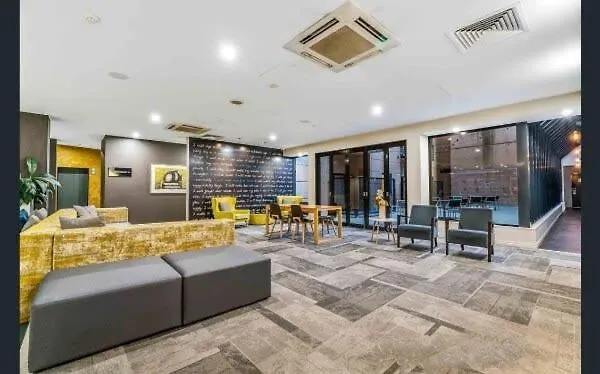 Cozy 2-Bedroom Apartment With City Views 珀斯