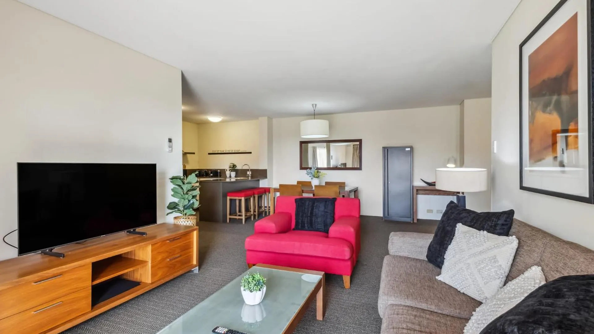 Cozy 2-Bedroom Apartment With City Views 珀斯