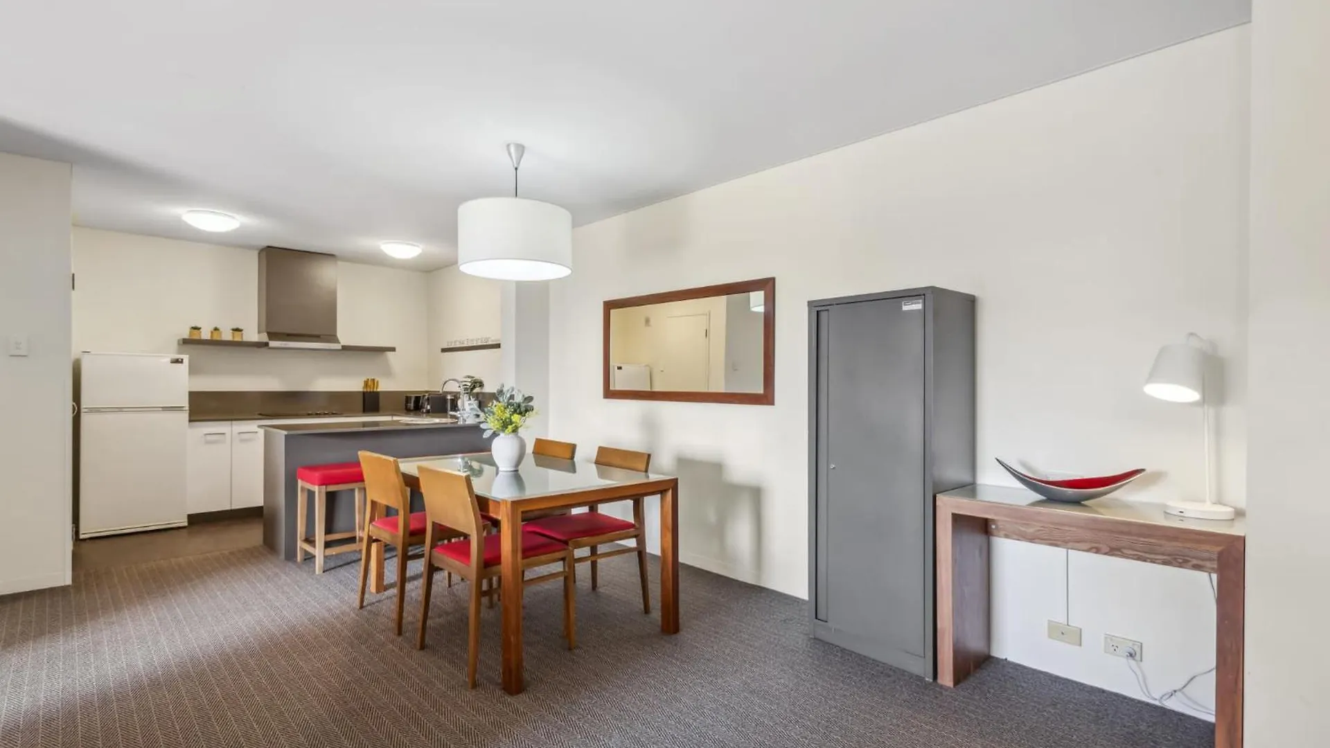 Cozy 2-Bedroom Apartment With City Views 珀斯