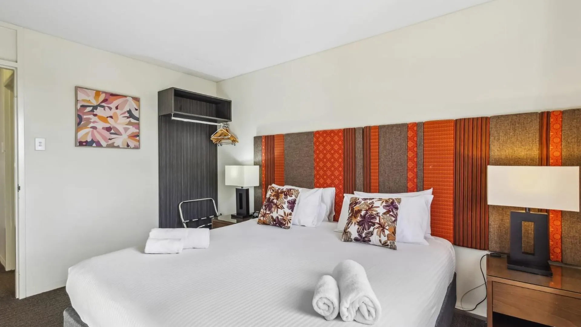 Cozy 2-Bedroom Apartment With City Views 珀斯