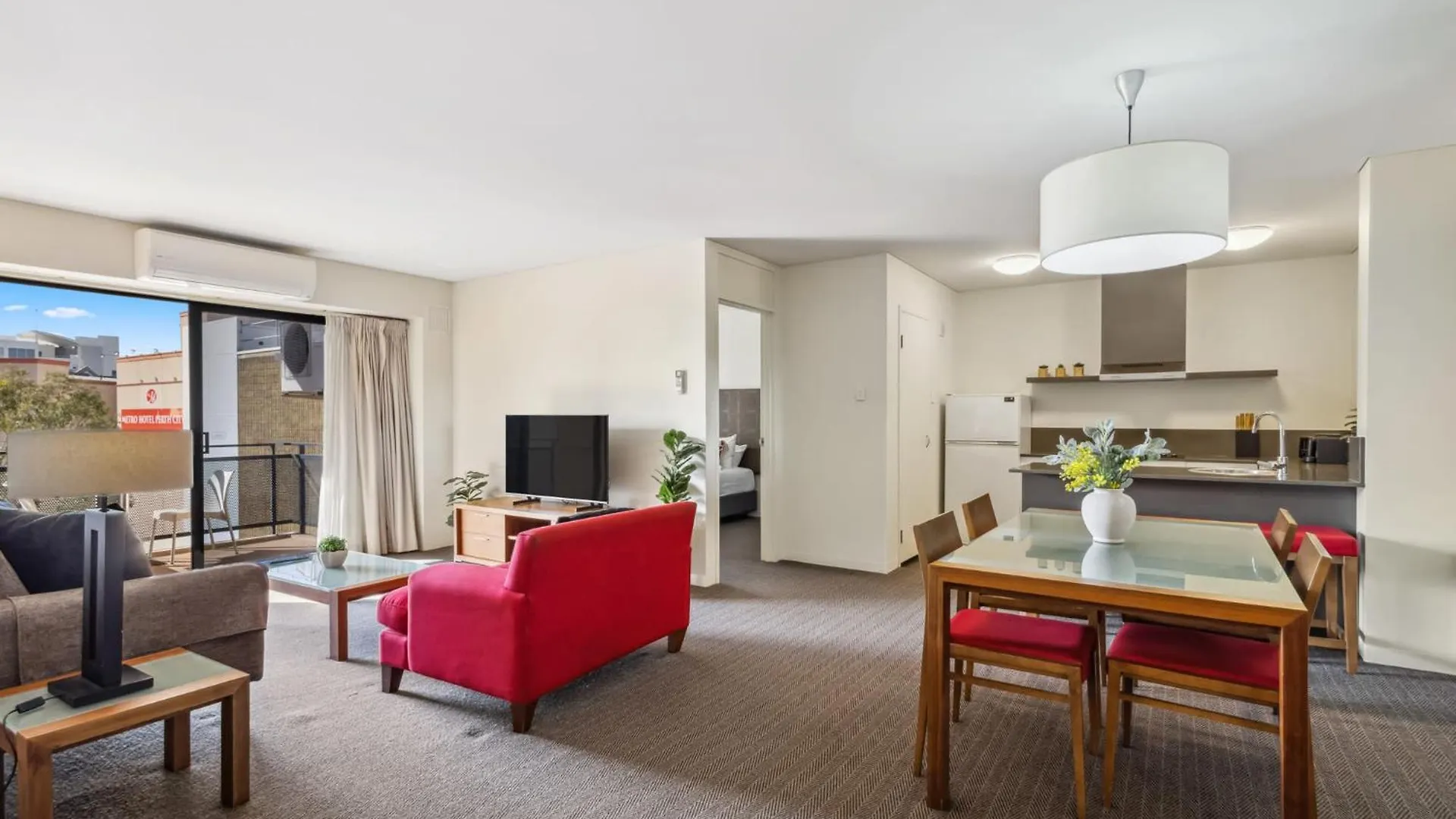 Cozy 2-Bedroom Apartment With City Views 珀斯
