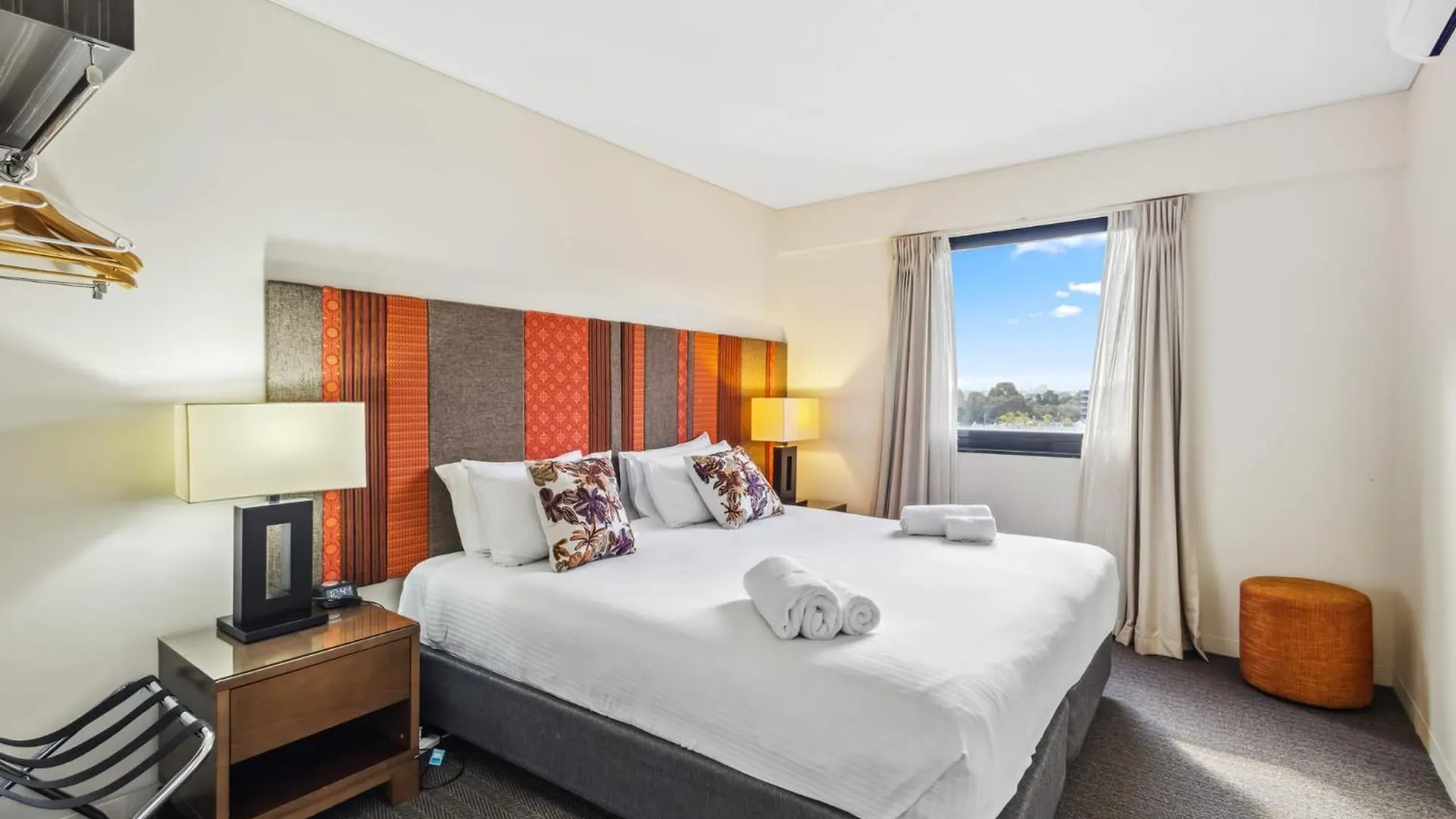 Cozy 2-Bedroom Apartment With City Views 珀斯