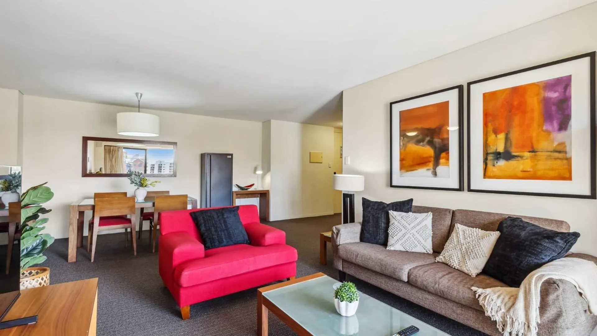 Cozy 2-Bedroom Apartment With City Views 珀斯
