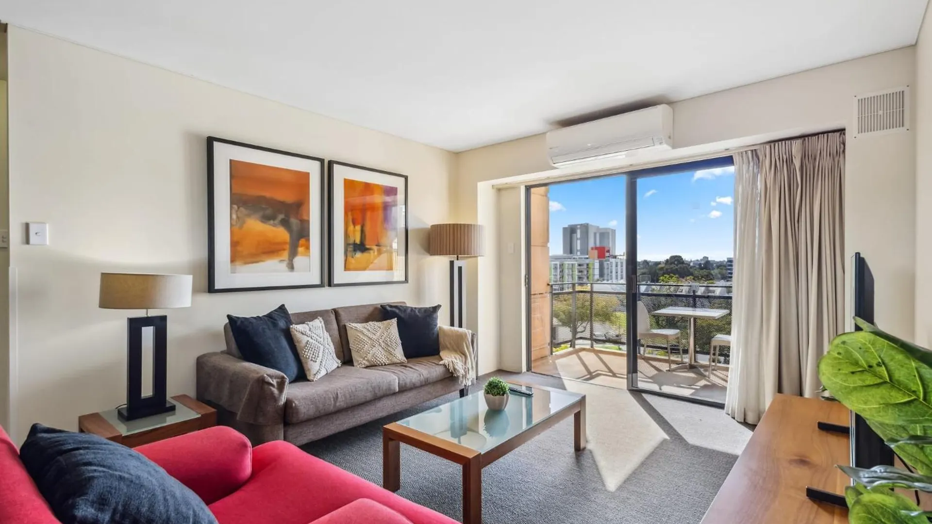Cozy 2-Bedroom Apartment With City Views 珀斯